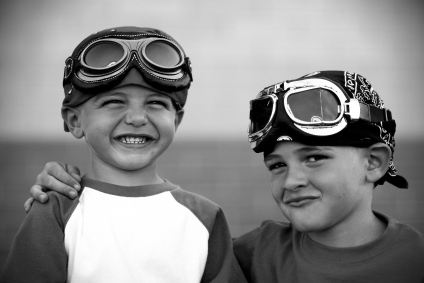 Photo noir et blanc de deux enfants